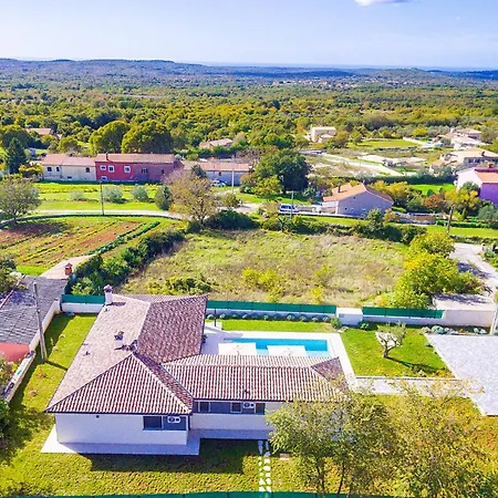 3 Bedroom Awesome In Nyaraló Vodnjan